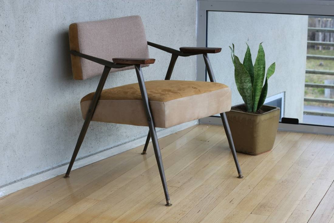 Fauteuil confortable dans un salon, illustrant les soins recus chez soi sans deplacement