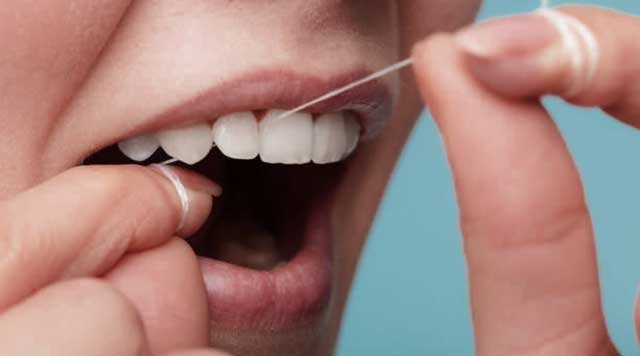 Utilisation du fil dentaire, geste de prevention quotidien