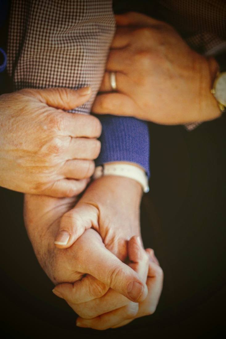 Mains jointes en signe de soutien, symbole de la confiance entre SWISS et ses patients