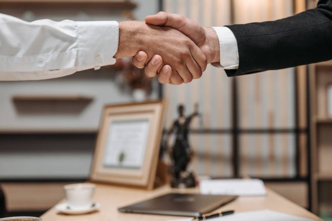 Poignee de main, symbole de confiance et de discretion
